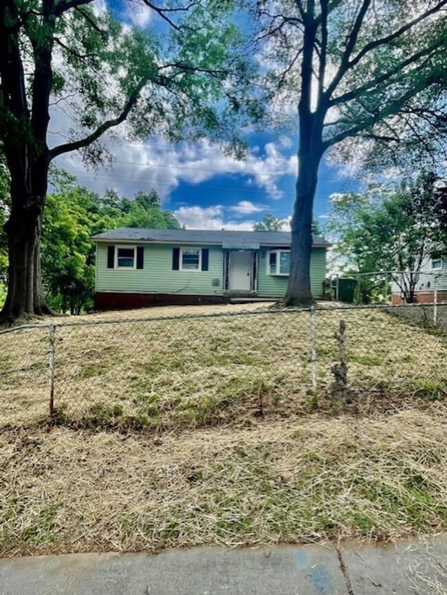 Building Photo - Spacious 5 Bedroom 2 Bath. This Home is Located in the Smallwood Community.