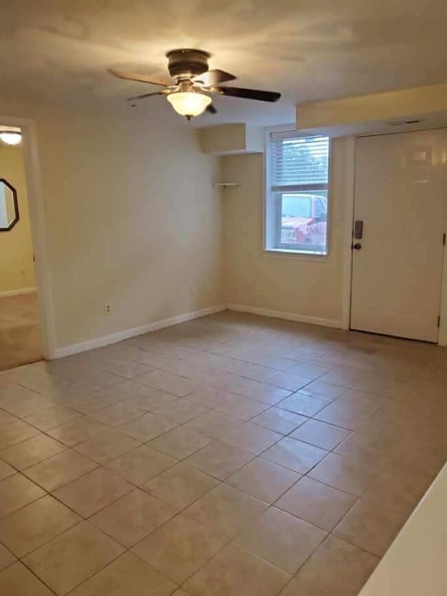 Building Photo - Beautiful  2 Bedroom 1 Bath spacious unit ...