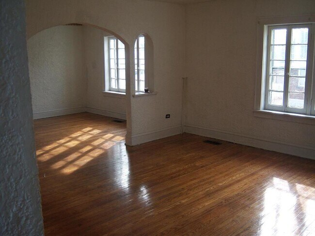 Building Photo - 2 Bedroom House in Upland Parks