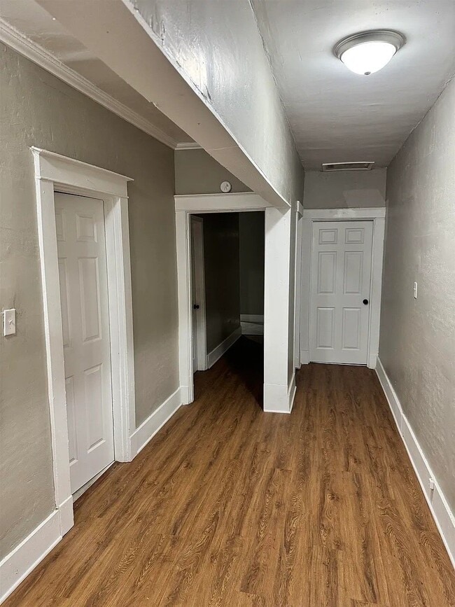 Building Photo - 892 Restbrook Ave