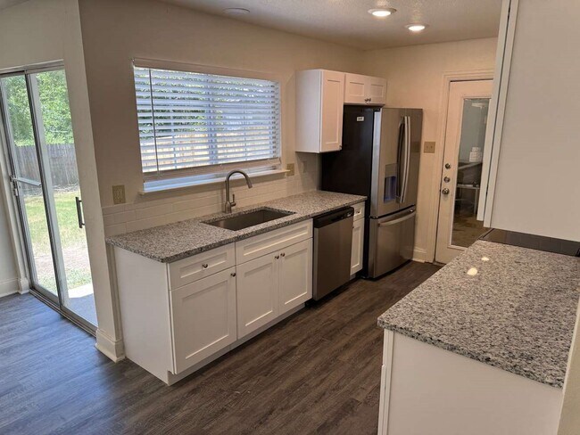 Foto del edificio - 7509 Creekfall Dr