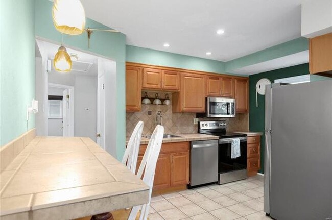 Building Photo - 9604 Greenview Dr