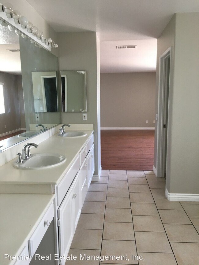 Building Photo - 4 br, 2.5 bath House - 1471 Knollwood Place
