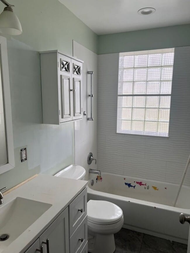 Building Photo - Beautifully updated home
