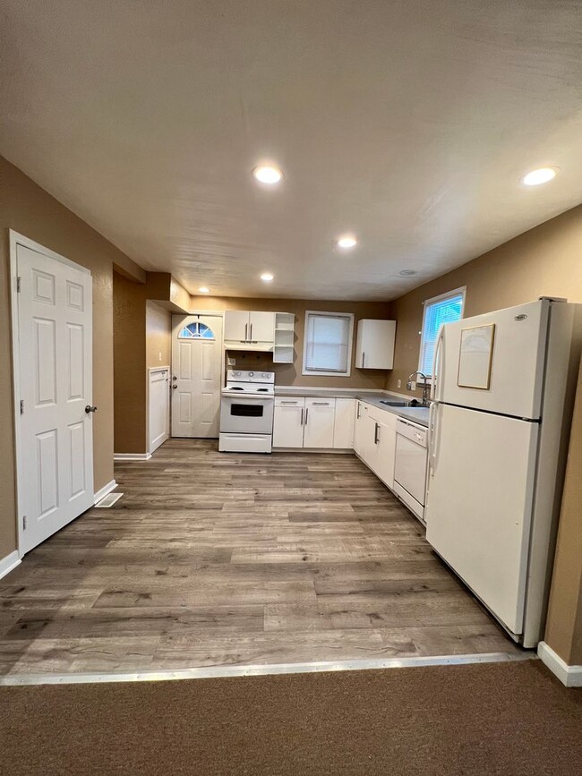 Building Photo - Cute 2br house with deck and off street pa...