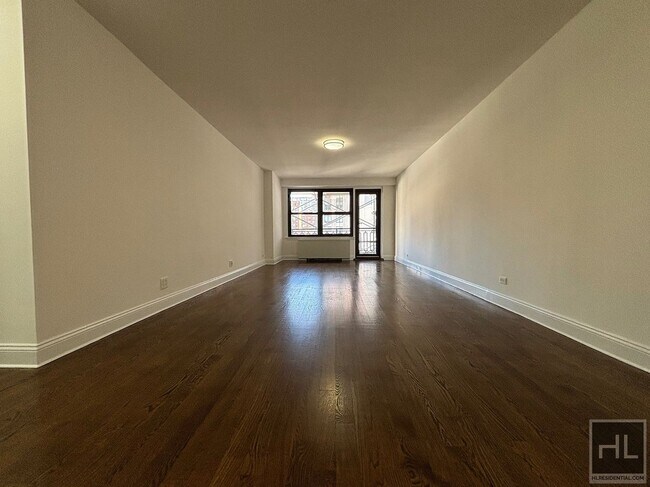 Building Photo - E 82 St