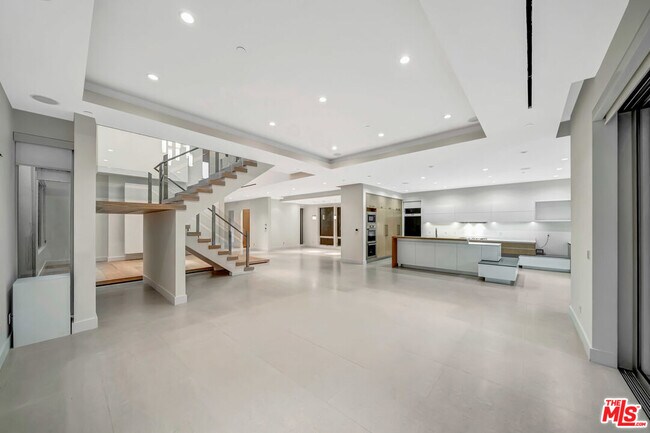 Building Photo - 647 N Laurel Ave