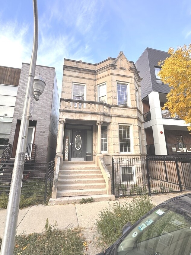 Foto principal - 2826 W Lyndale St