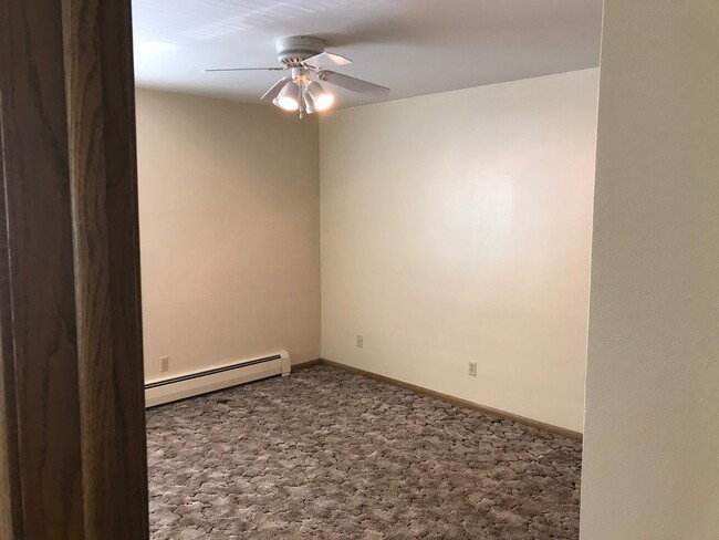 Building Photo - Forestview 1 Bedroom Upper Unit