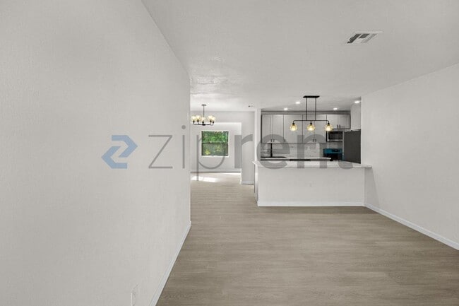 Building Photo - 1421 NW 32nd Ave