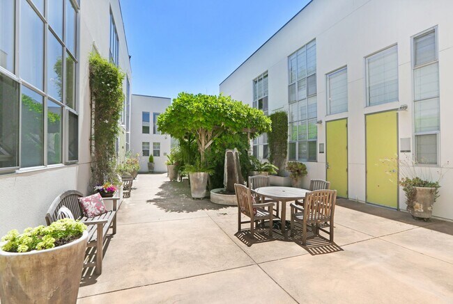Building Photo - Updated 1bd/2ba Loft Close to Downtown Son...