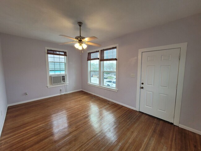 Foto del edificio - East End 1 Bedroom House, 2 Blocks From Se...