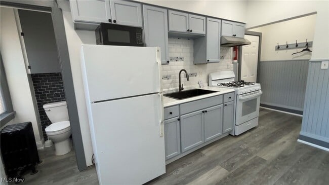 Building Photo - 1340 W 65th St