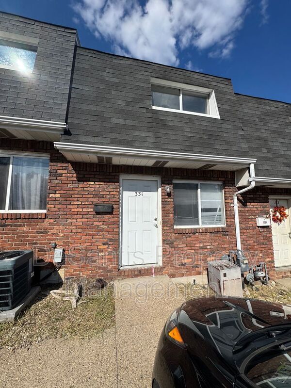 Building Photo - 331 Dersam St