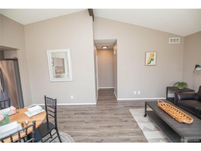 Building Photo - Seville Townhouse 3 bed 2 bath 2 car garage