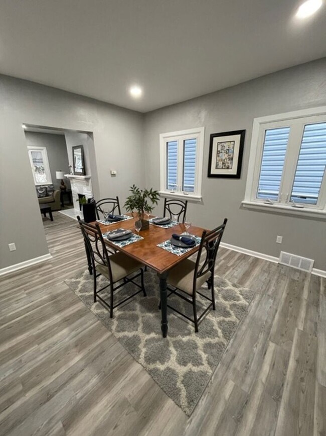 Foto del edificio - Newly Renovated 3 bedroom, 1 bathroom in South Side Slopes- Stainless Appliances and Sun Room
