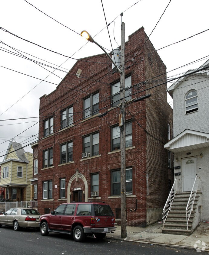 Building Photo - 131-133 Woodlawn Ave