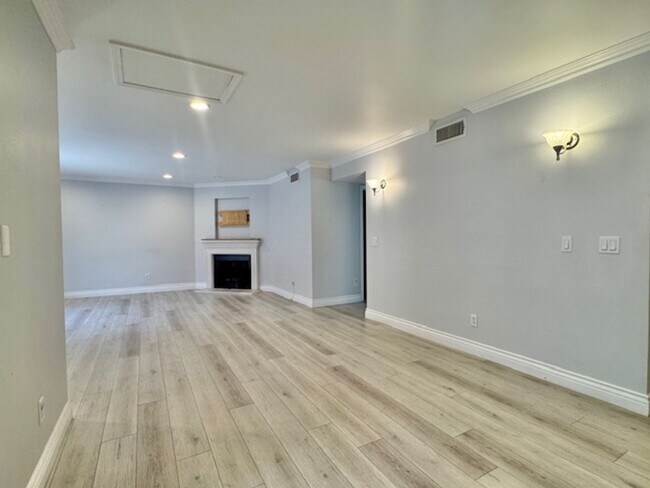 Foto del edificio - Stylish Burbank Condo with Modern Touches ...