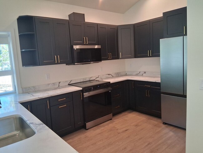 Building Photo - Newly Built Ashland Gem with Fireplace & S...