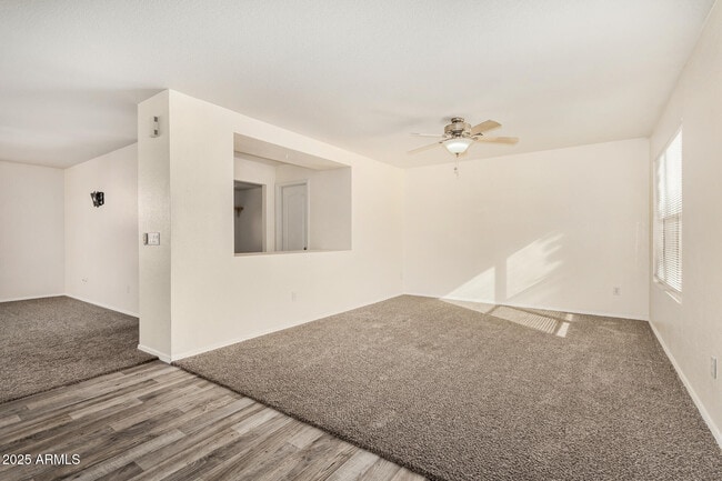 Foto del edificio - 15554 W Gelding Dr