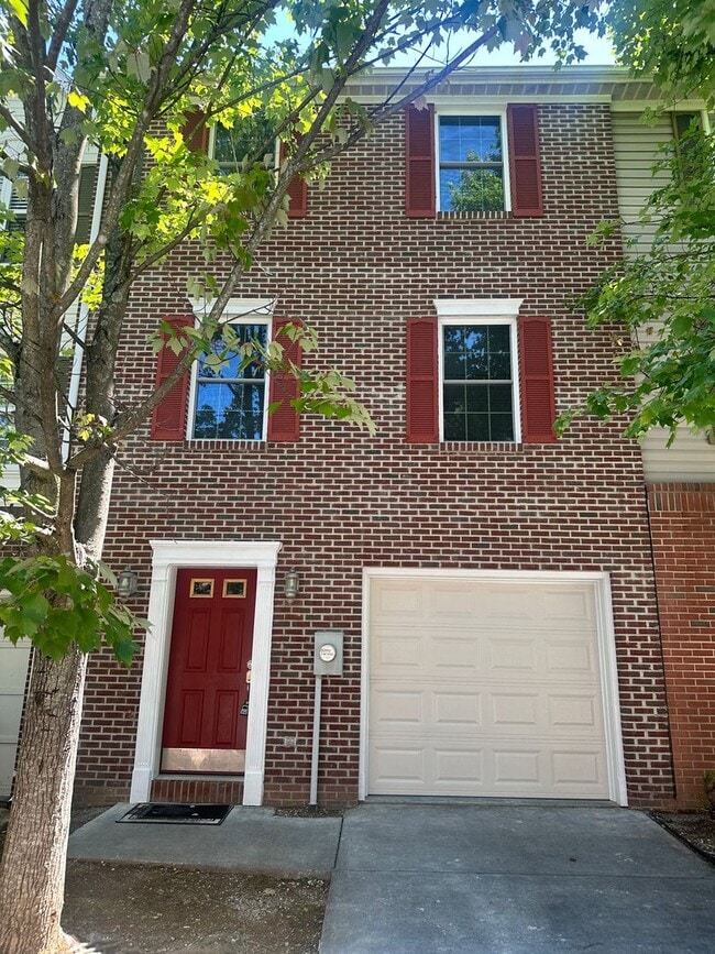 Building Photo - 111 Fox Ct