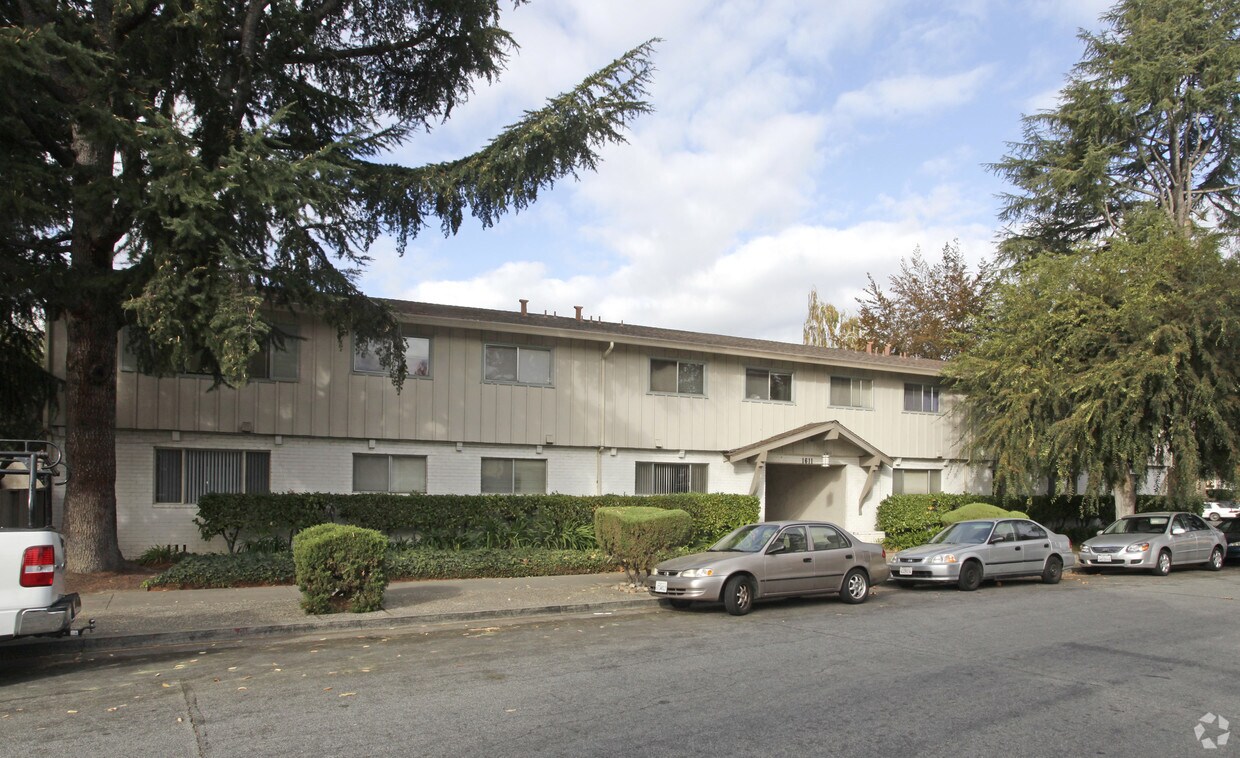 Building Photo - Cloverdale Apts