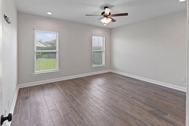 Building Photo - 3 Bedroom House Available NOW