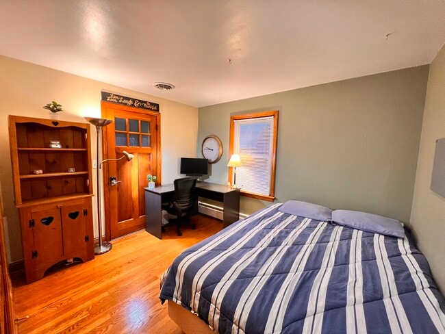 First floor back bedroom with private entrance - 324 Woodland View Dr