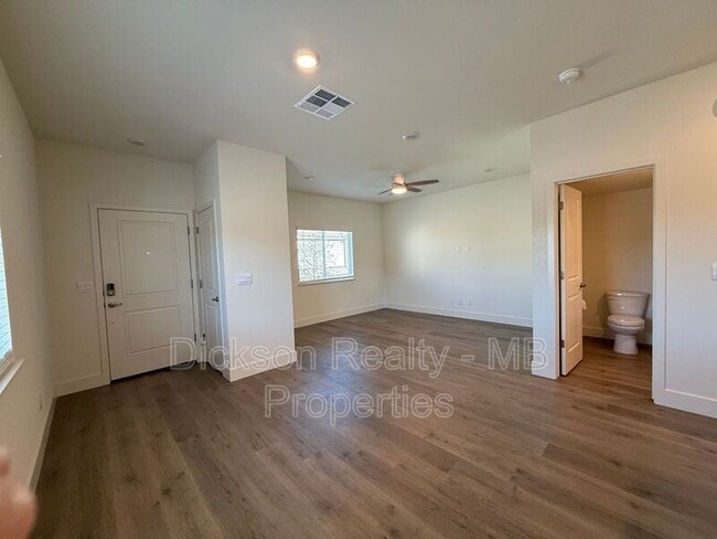 Building Photo - 1640 Prancer St