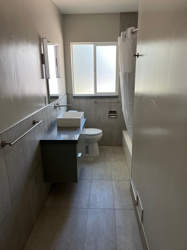Foto del edificio - 1549 E Bryan Ave