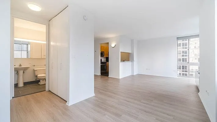 Building Photo - 777 6th Ave