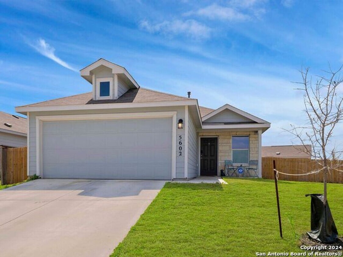 Foto principal - 3-BEDROOM HOME IN NORTHEAST CROSSING