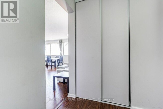 Building Photo - 10 Sunny Glenway