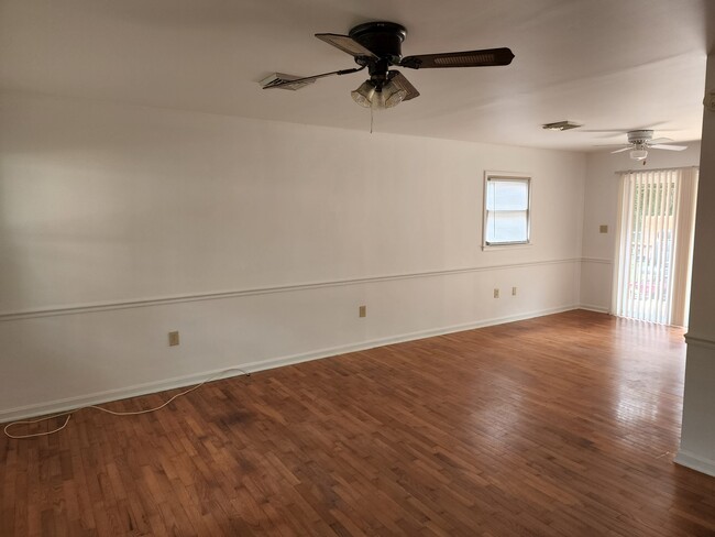 Livingroom - 202 Benjamin Ave