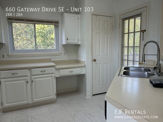 Foto del edificio - 660 Gateway Dr SE