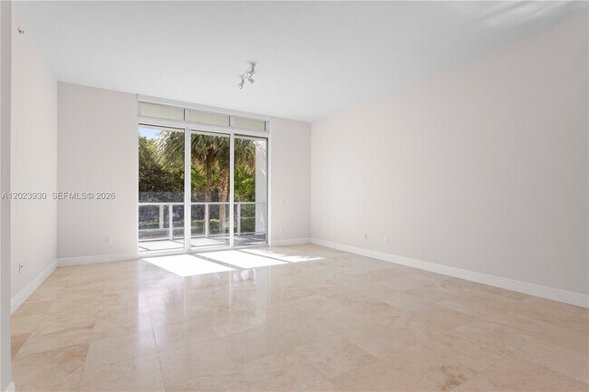 Foto del edificio - 15051 Royal Oaks Ln