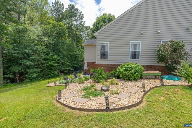 Foto del edificio - 137 Whispering Woods Pl