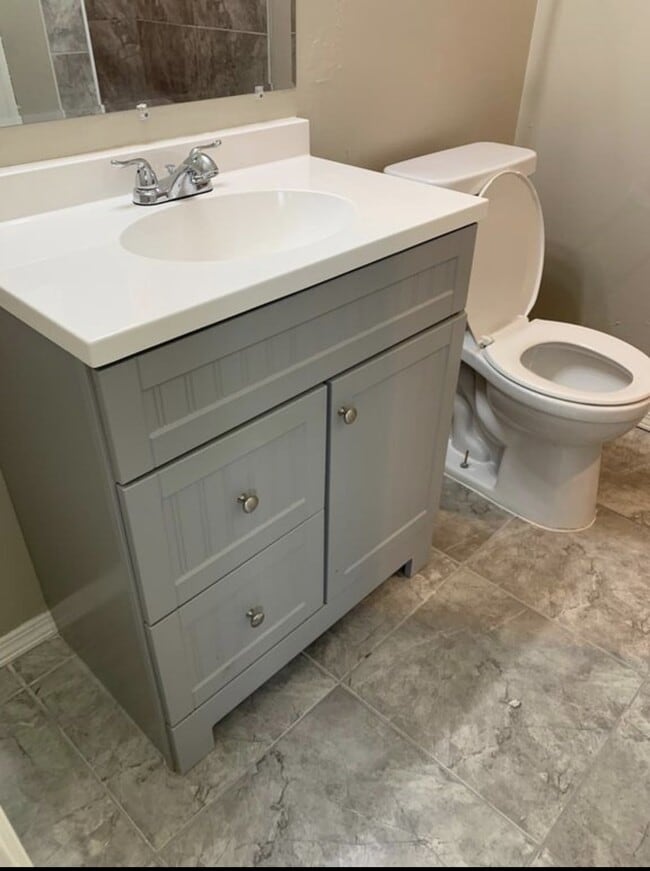 Building Photo - "Charming 1-Bed Oasis with Granite Elegance in Prime Edmond Location!"