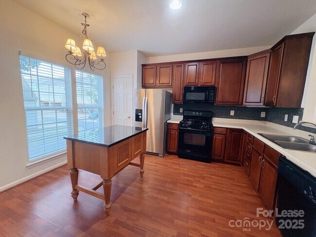 Building Photo - 15610 King Louis Ct