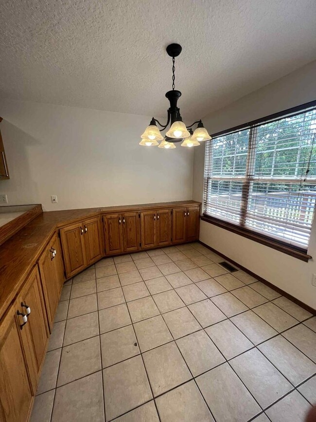 Building Photo - BEAUTIFUL 3 BEDROOM / 2 BATHROOM HOUSE WIT...