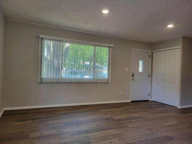 Foto del edificio - Sweet Home — 3 Bedroom with Garage & Stainless Steel Appliances