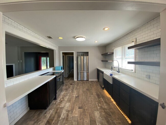 Foto del edificio - BEAUTIFUL 3 Bedroom 2 Bath  home + Office ...