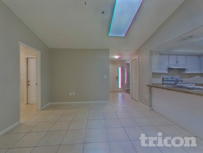 Foto del edificio - 5913 Fall River Dr