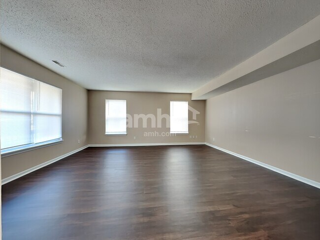 Foto del edificio - 1439 Round Lake Rd