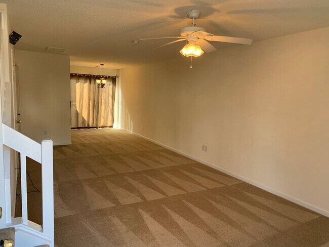 Foto del edificio - Charming 2 Bed/ 1.5 Bath Townhome in Desir...