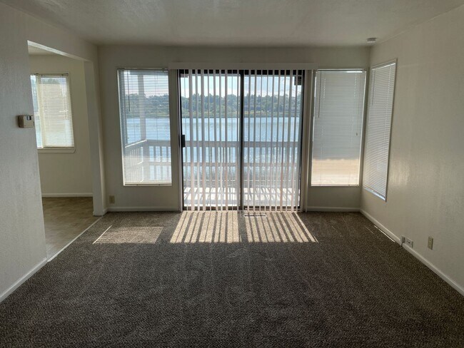 Building Photo - Affordable Lakefront Living!!
