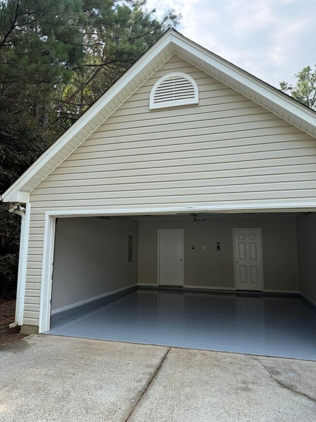 Building Photo - 3 Bedroom 2 Bathroom Ranch Home