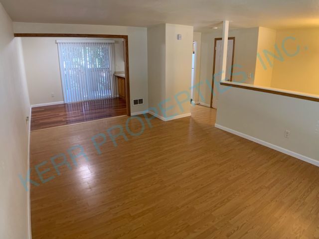 Building Photo - Charming 2-Bedroom Multiplex in Gresham – ...
