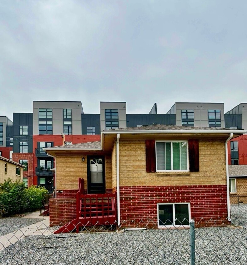 Sunlit Bungalow in Denver’s University District!! Available Now!! - Sunlit Bungalow in Denver’s University District!! Available Now!!