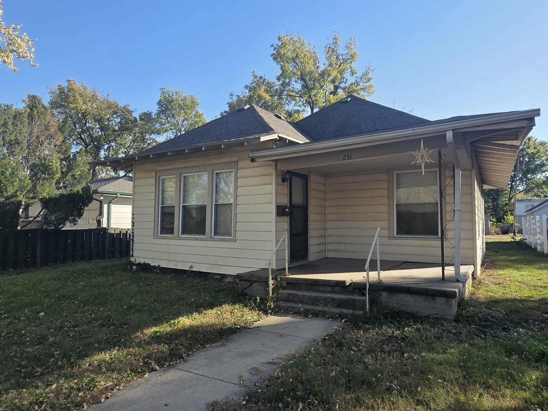 Foto principal - Spacious Home with large back yard!